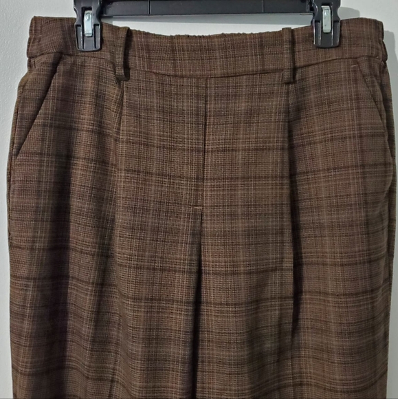 Croft & Barrow, women's plaid pull on tapered trousers. New without tags. - Picture 2 of 9